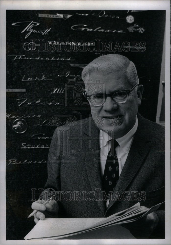 1964 Press Photo Robert Powers Ward&#39;s Auto Report - Historic Images