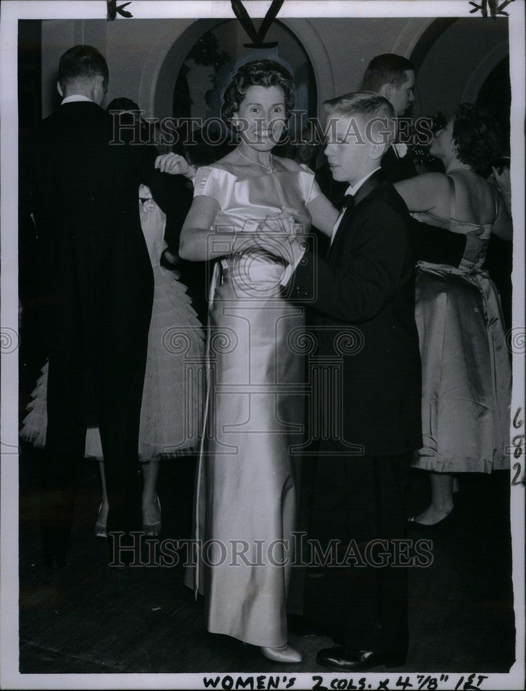 1957 Press Photo Mrs. Thomas Petzold John Petzold - Historic Images