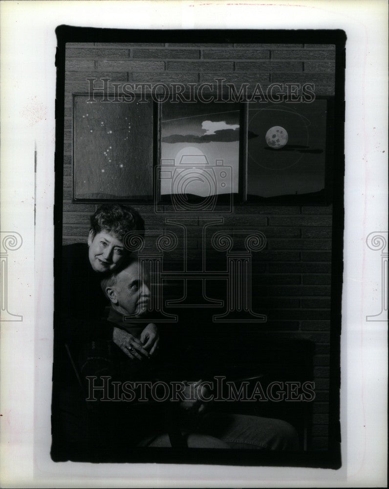 1993 Press Photo Al and Ruth phillips at home with thei - Historic Images