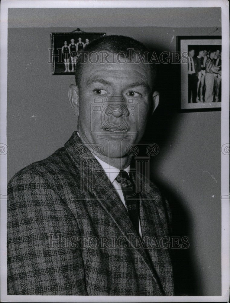 1958 Press Photo Coach Paul Pfahler - Historic Images