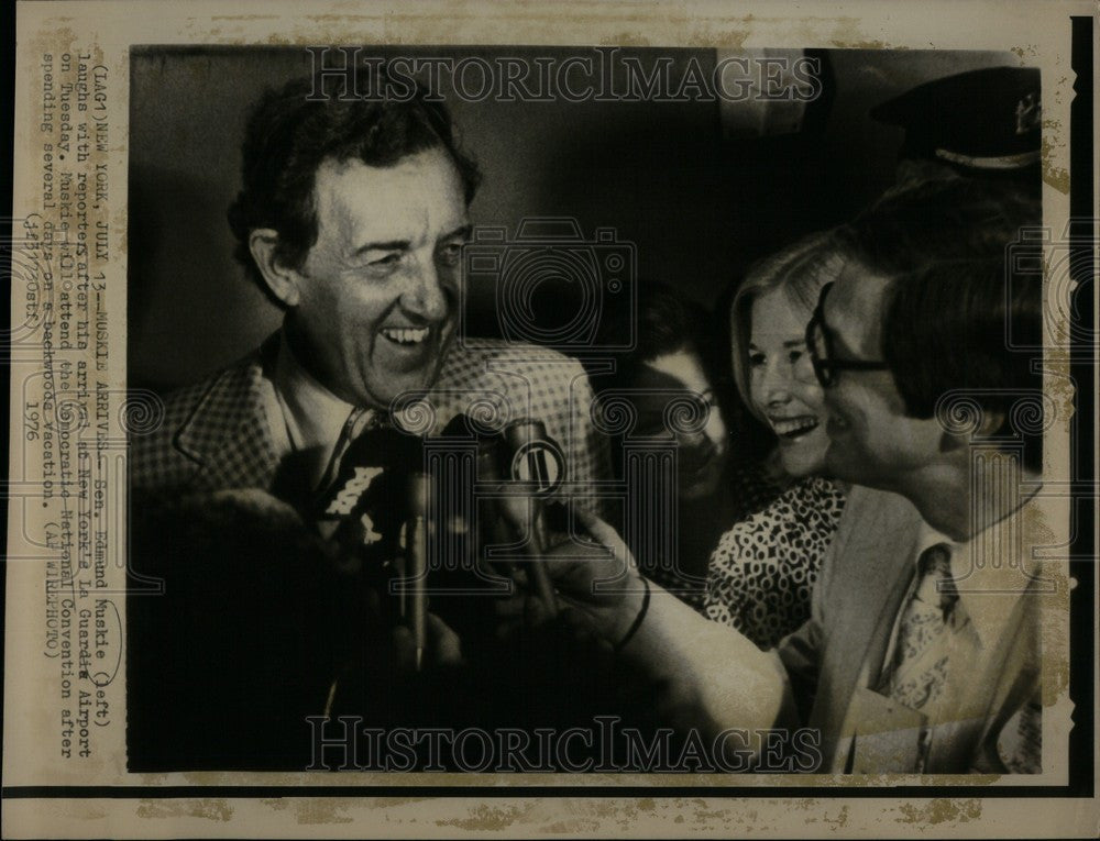 1976 Press Photo Sen Edmund Muskie arrives La Guardia - Historic Images