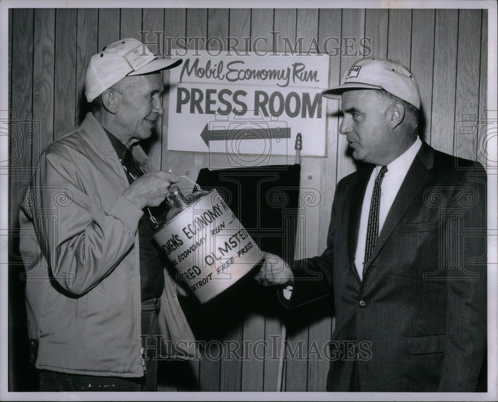 1963 Press Photo Author Writer Fred Olmsted Trophy - Historic Images