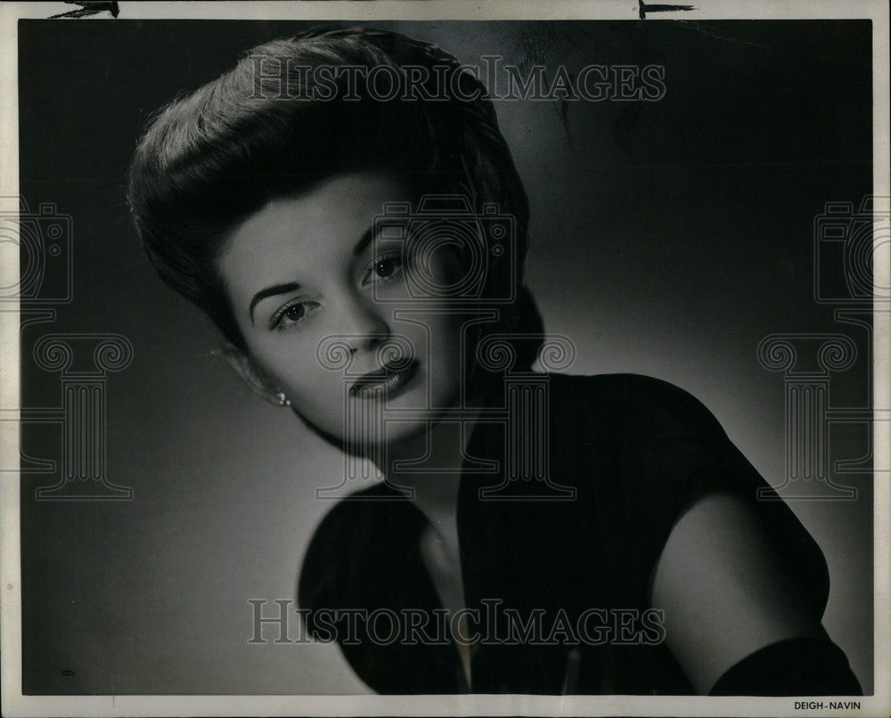 1944 Press Photo Mrs. Oscar Lineer Olson - Historic Images