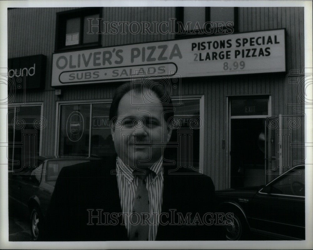 1989 Press Photo Dominick Oliver owner of pizza store - Historic Images