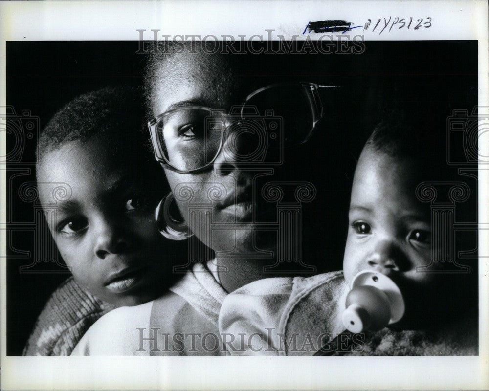 1993 Press Photo Carmel Oliver daughter son - Historic Images