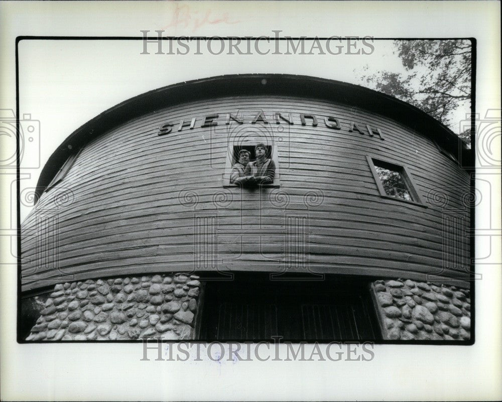 1984 Press Photo Tom O&#39; Rourke, Son Marc - Historic Images