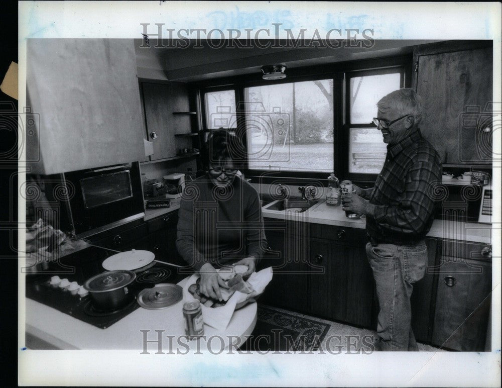 1990 Press Photo Married couple smiling kitchen - Historic Images