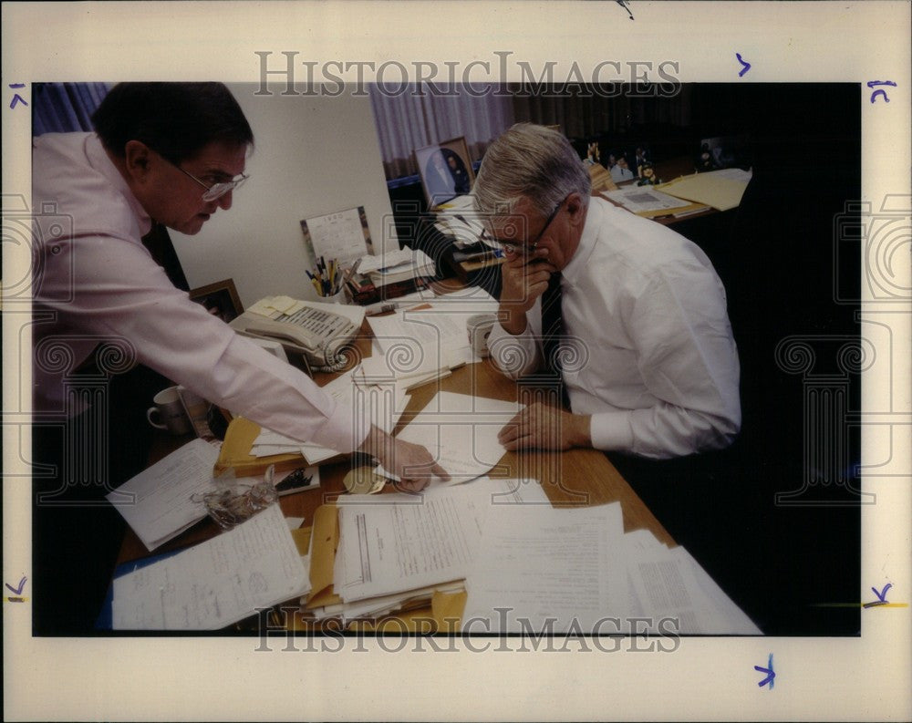 1990 Press Photo Dick Padziewski&#39;s job ,briefing O&#39; Ha - Historic Images