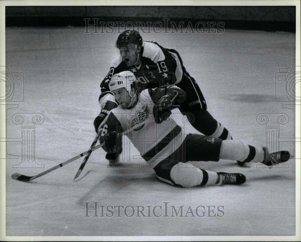 Press Photo Red Wings Kelly Kisio Peter Anderson - Historic Images