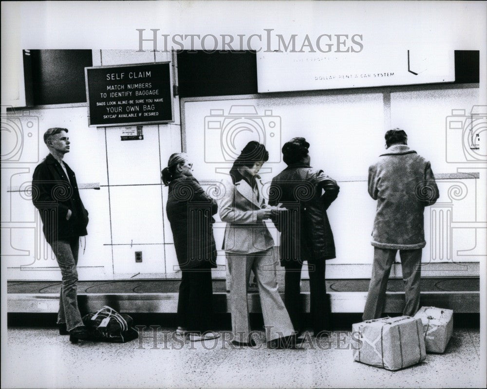 1977 Press Photo Ms. Narcisso at baggage claim - Historic Images