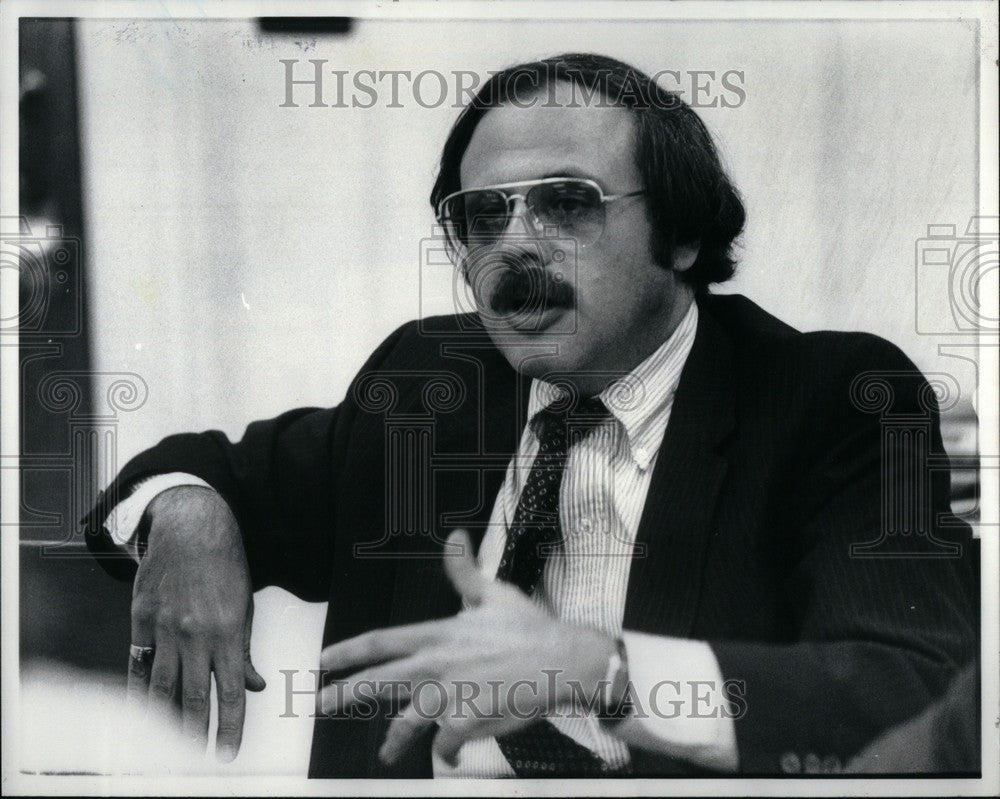 1982 Press Photo Robert Naftaly state budget director - Historic Images