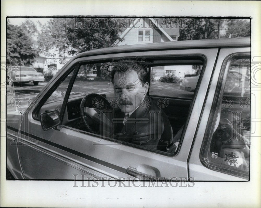 1985 Press Photo Larry Mytinger Pontiac Parole Agent - Historic Images