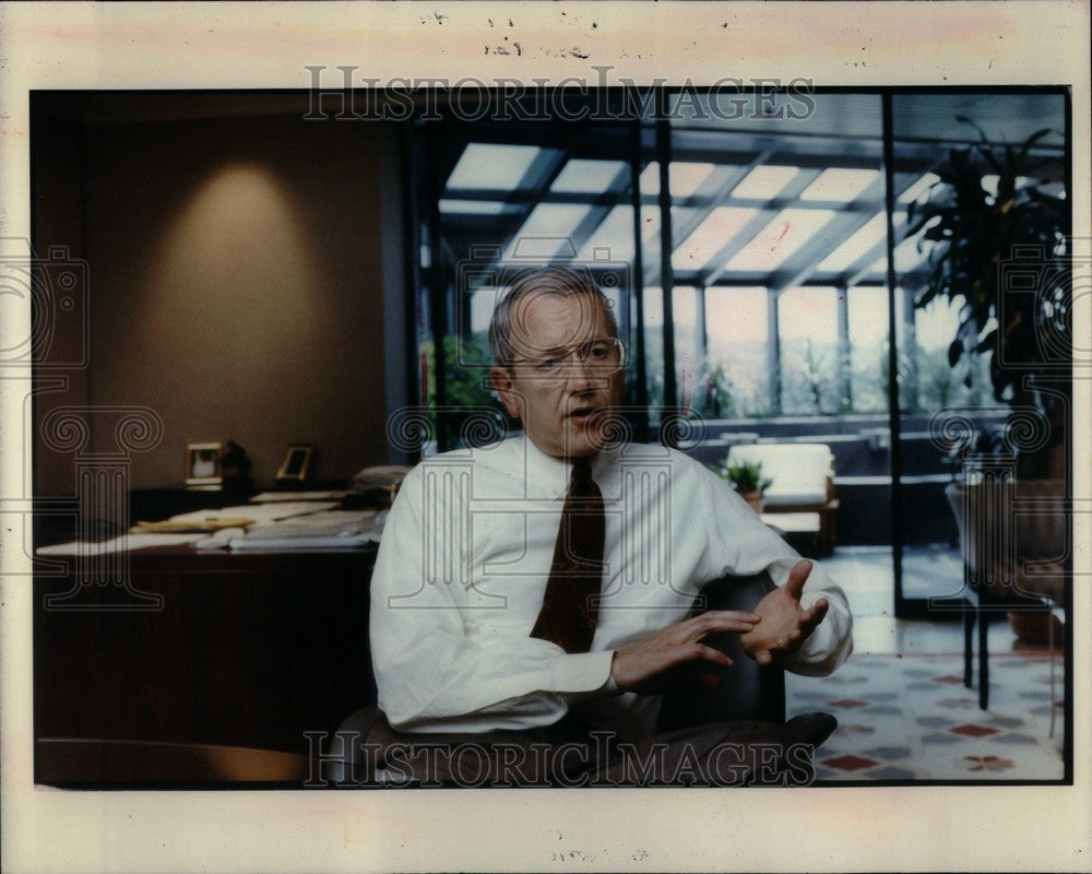 1994 Press Photo Jerry Myers Steelcase Inc. President - Historic Images