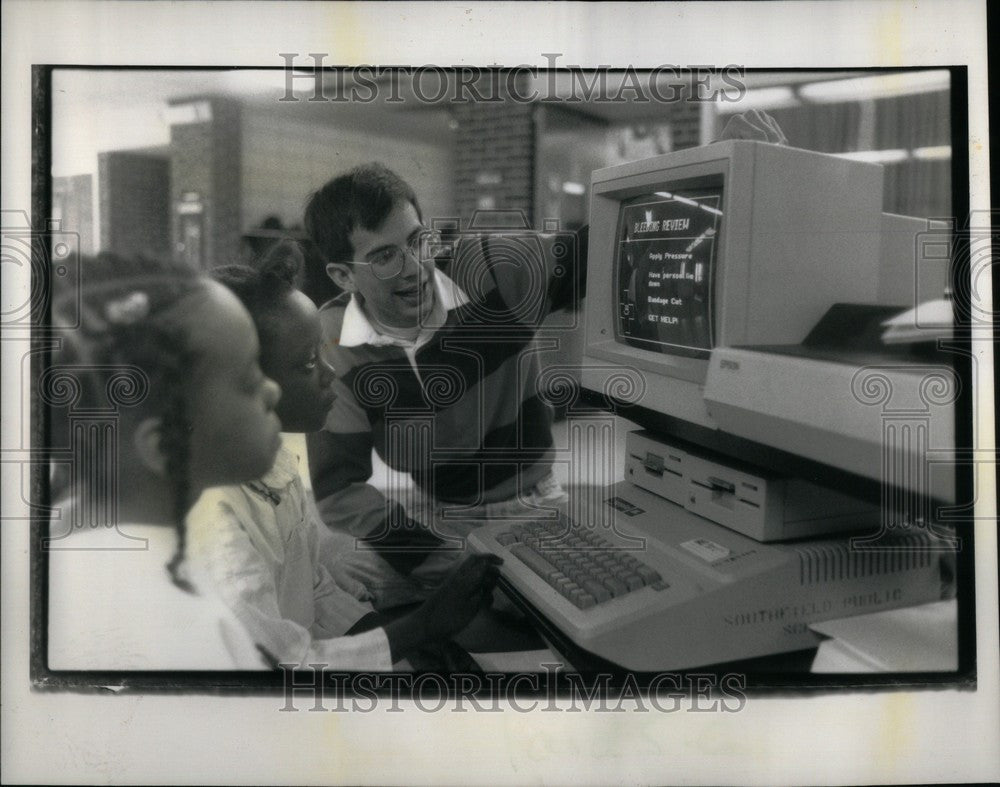 1989 Press Photo Walker Archer Quality Computer Manager - Historic Images