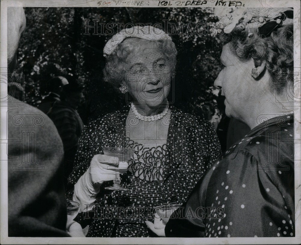 1955 Press Photo Mrs. Wilson Mills - Historic Images