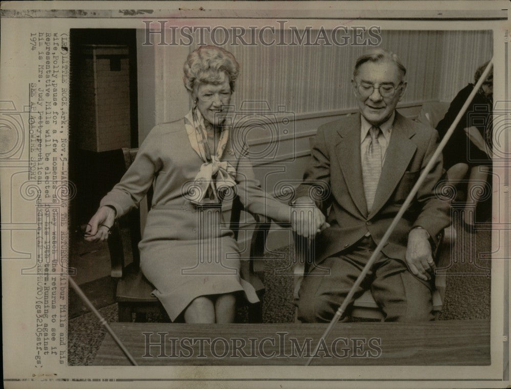 1976 Press Photo Wilbur Mills watch election returns AR - Historic Images