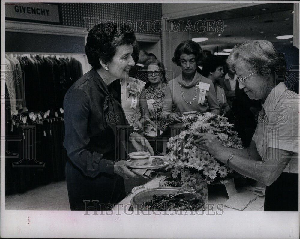 1977 Press Photo Helen Milliken breakfast line Jacobson - Historic Images