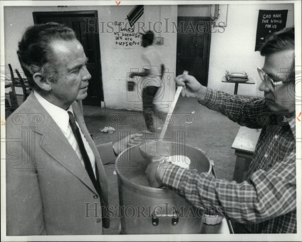 1982 Press Photo Gov. William Milliken Michigan - Historic Images