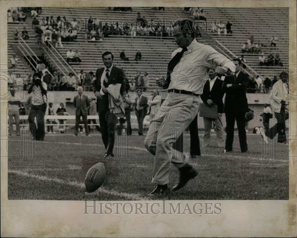 1974 Press Photo William Milliken Michigan Governor - Historic Images