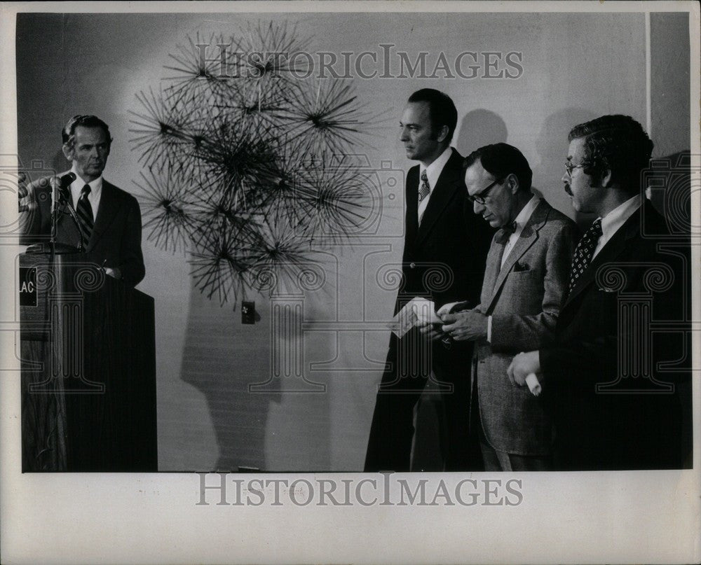 1974 Press Photo William Milliken Governor Michigan - Historic Images