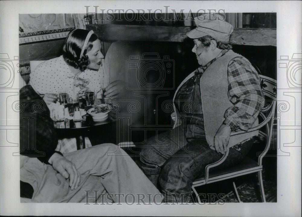 1957 Press Photo Dairymaid Elsa Maxwell Ogden Mills - Historic Images