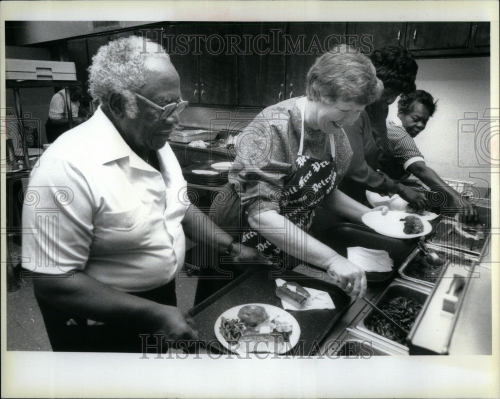 1984 Press Photo soup dining man dishes dinner counter - Historic Images