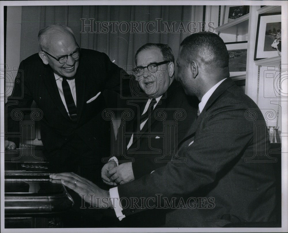 1964 Press Photo Nevill lunox Wm Mayberry - Historic Images