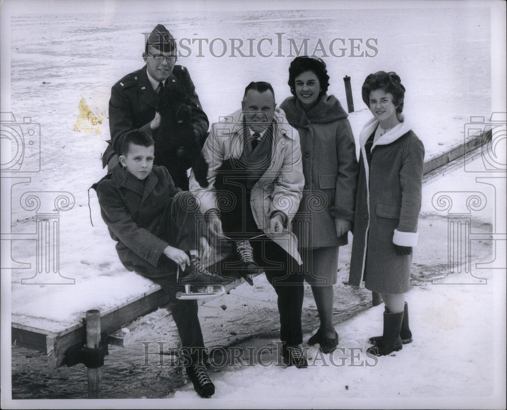 1963 Press Photo Eddie Mayo with his family in Natick - Historic Images