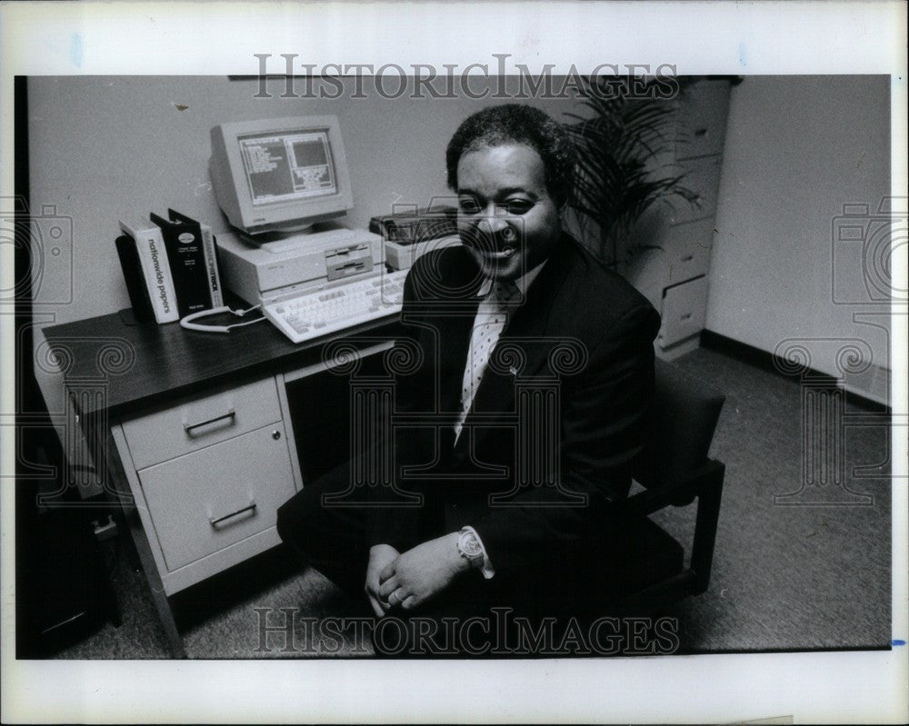 1990 Press Photo James C. Mays Canadian Historian - Historic Images