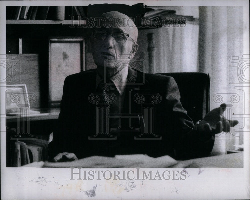 1975 Press Photo Leonard Leone Manager Nieberryh Theatr - Historic Images