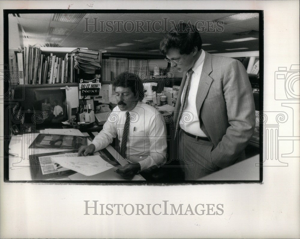 1988 Press Photo Detroit monthly editor Jack Lessenberr - Historic Images