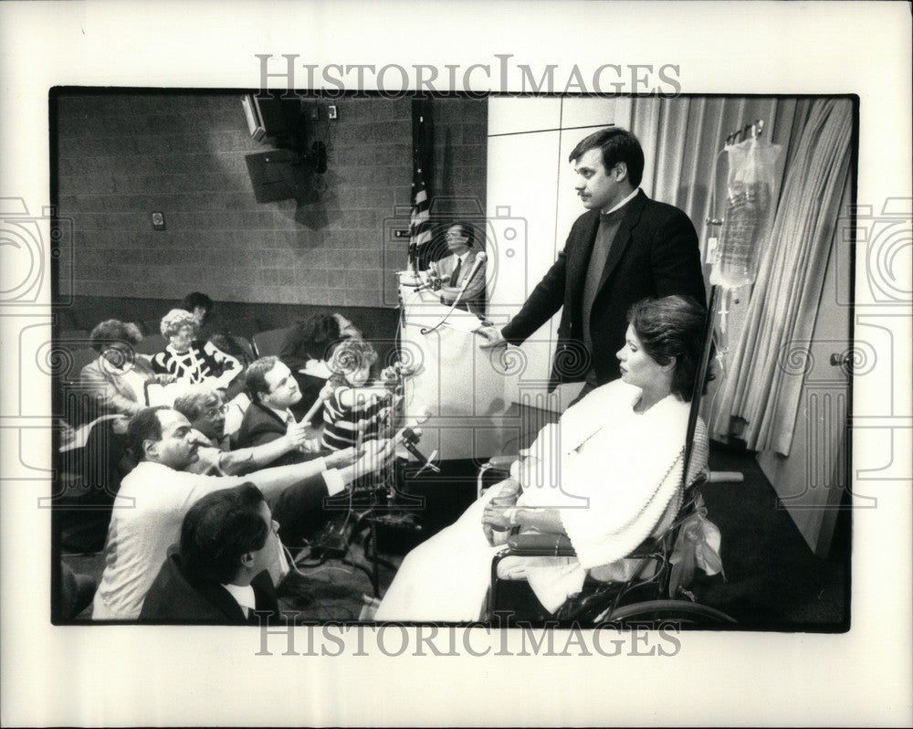 1987 Press Photo Michele L&#39; Esperance News Conference - Historic Images