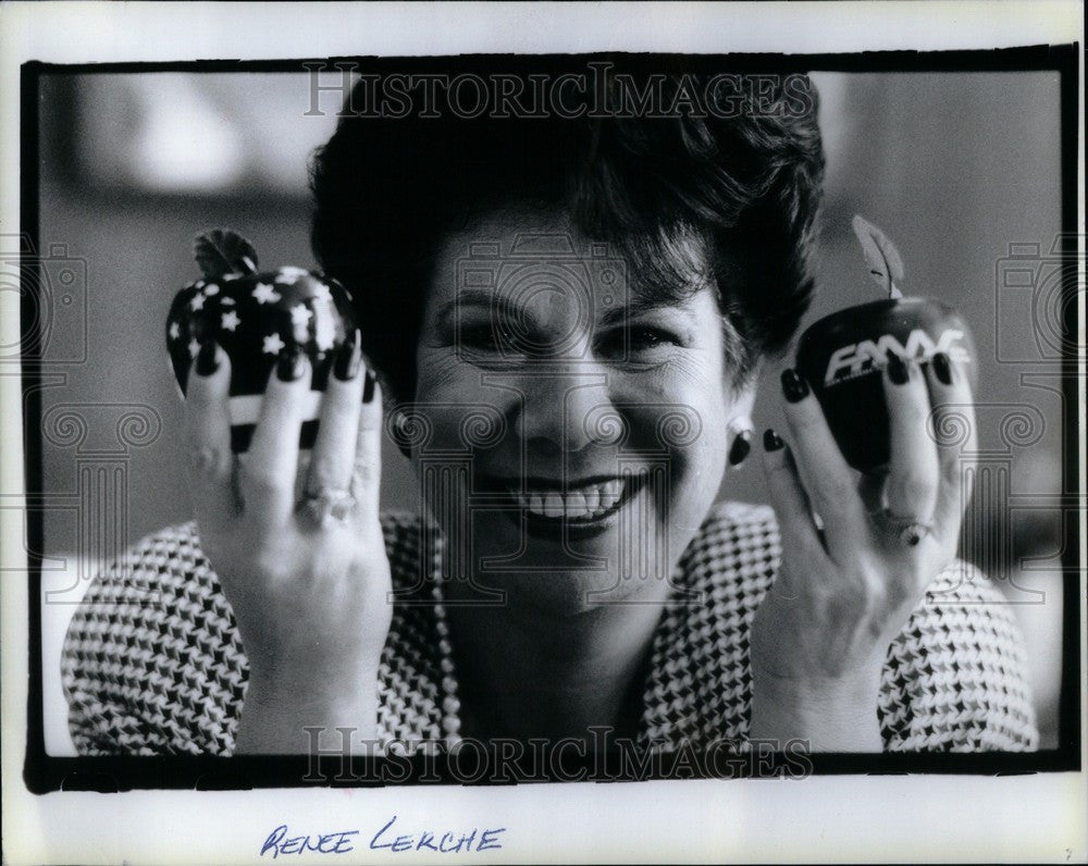 1990 Press Photo Renee Lerche Carved Apples - Historic Images