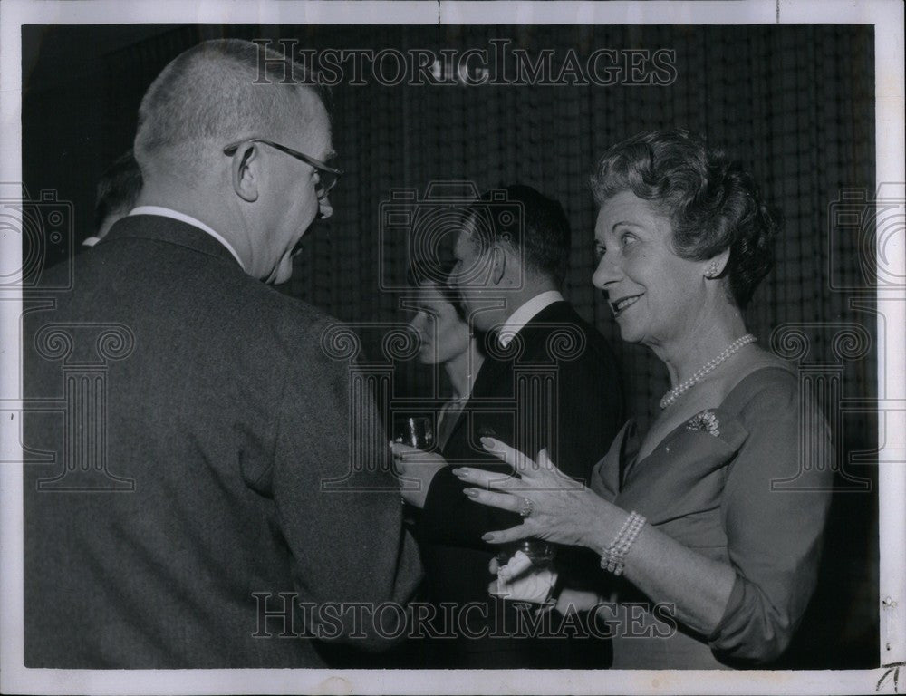 1960 Press Photo Isador Levin Great Lakes Club Party - Historic Images