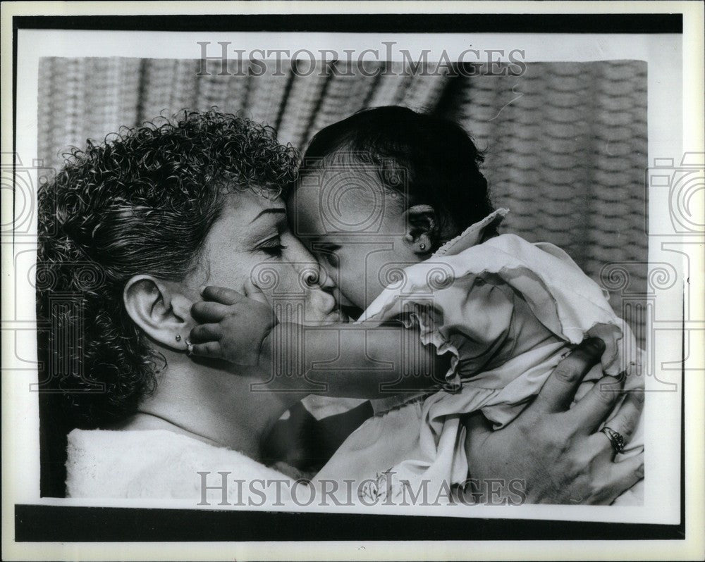 1985 Press Photo Karen Lahr Deanna biracial adoption - Historic Images