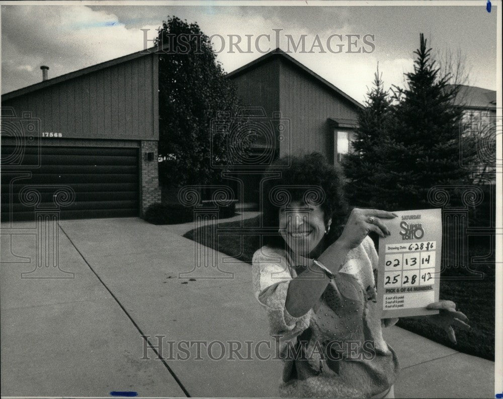 1987 Press Photo Rosemarie Lajoie Winning Numbers - Historic Images