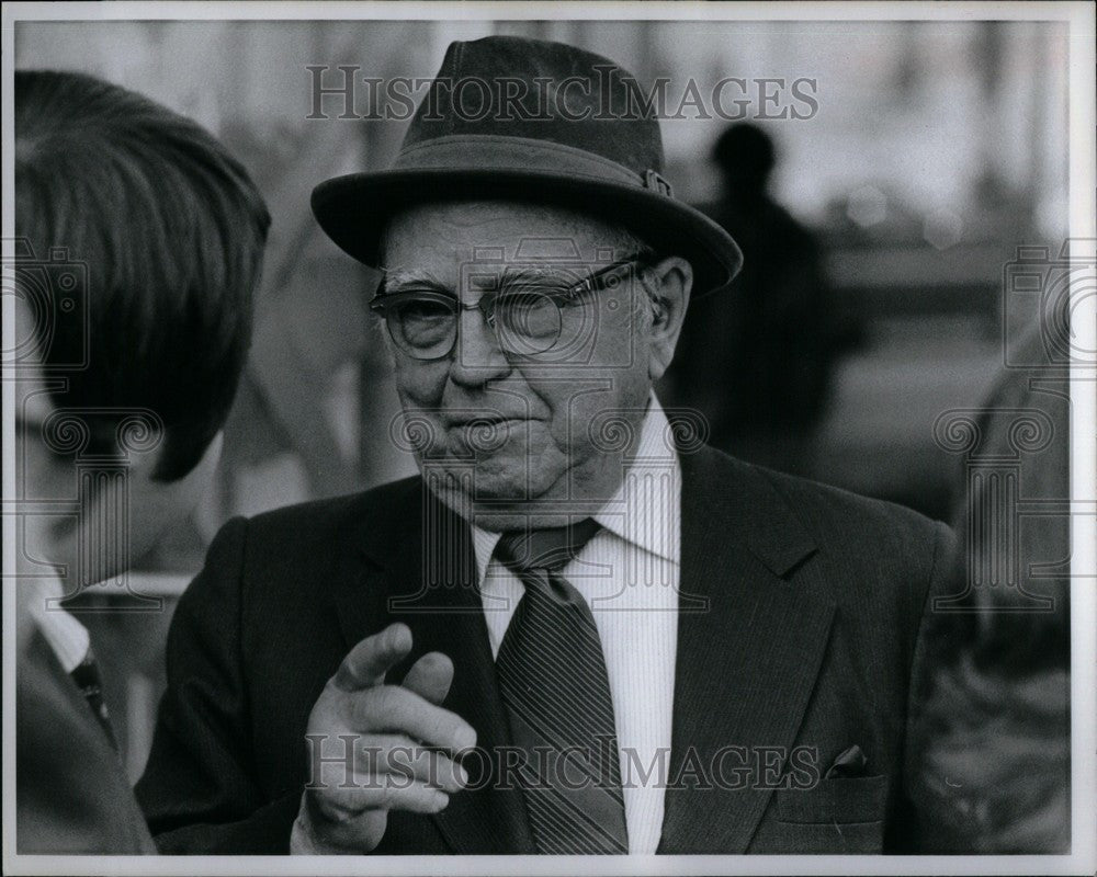 1975 Press Photo Wesley H. Maurer  Eulogizer - Historic Images