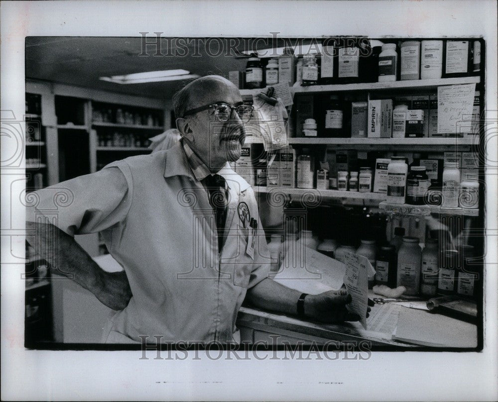 1974 Press Photo Sol Rubens Kinsel&#39;s Drug Store Detroit - Historic Images