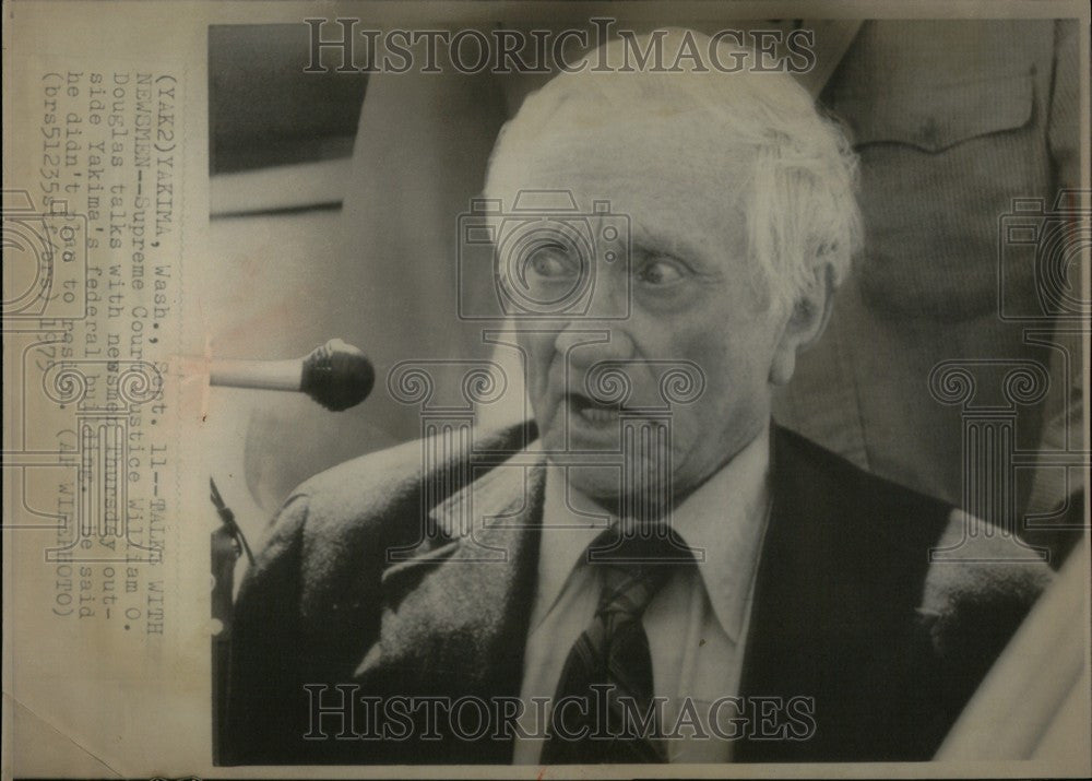 1975 Press Photo William O. Douglas talks newsmen - Historic Images