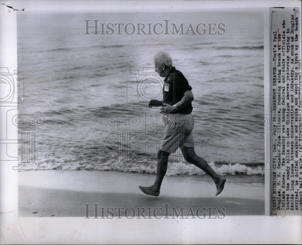 1961 Press Photo IL Senator Paul H Douglas barefoot - Historic Images