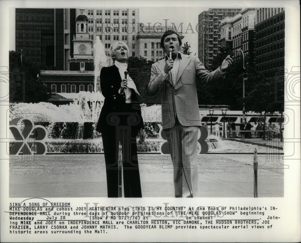 1976 Press Photo Mike Douglas singer entertainer - Historic Images