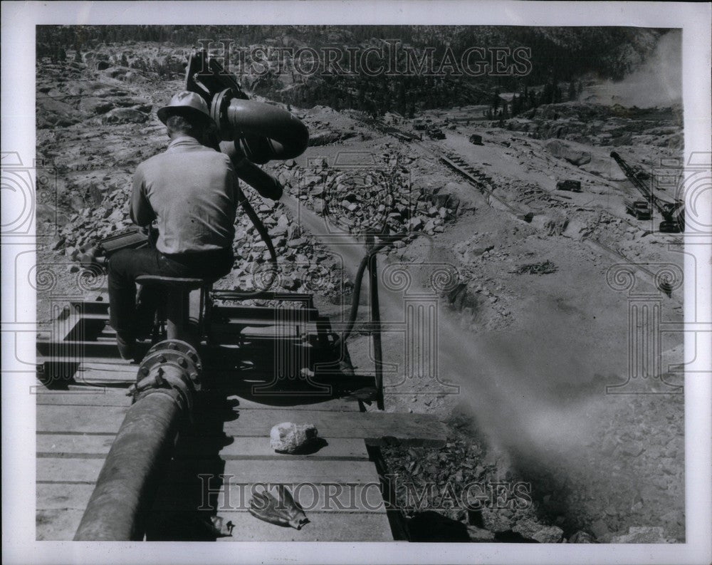 1956 Press Photo Wishom Dam California Worker - Historic Images