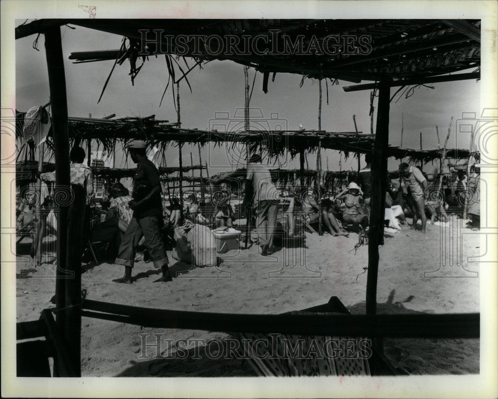 1981 Press Photo Merchants in Lagos Nigeria hawk beach - Historic Images