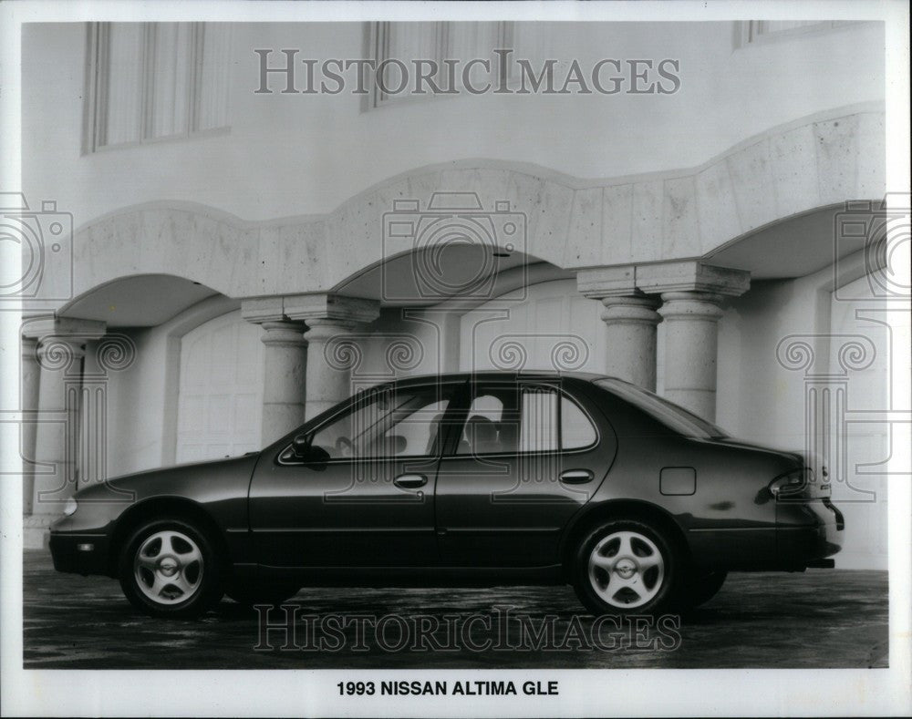 1992 Press Photo Nissan Altima GLE car automobile - Historic Images