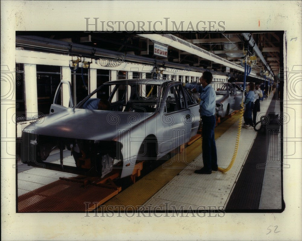 1992 Press Photo Nissan Assembly Line - Historic Images