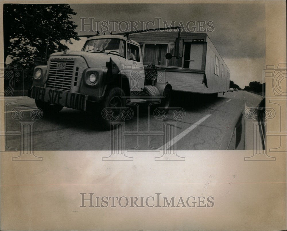 1971 Press Photo Mobile Home Oversize Michigan 1971 - Historic Images