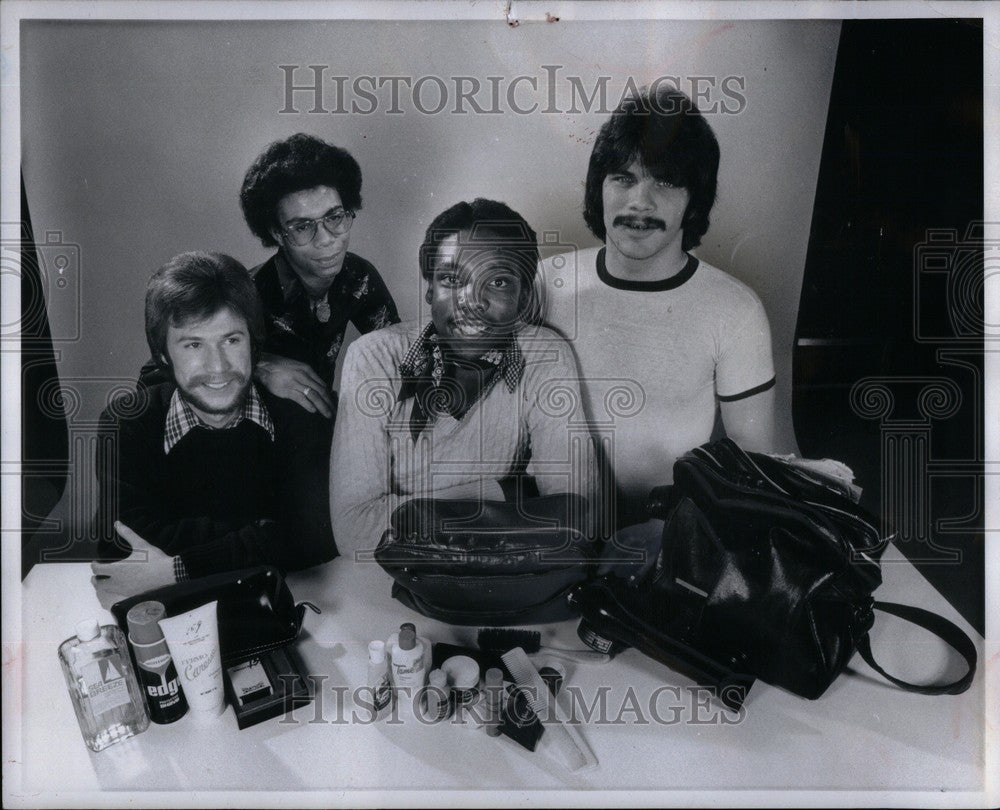 1974 Press Photo Modeling - Historic Images