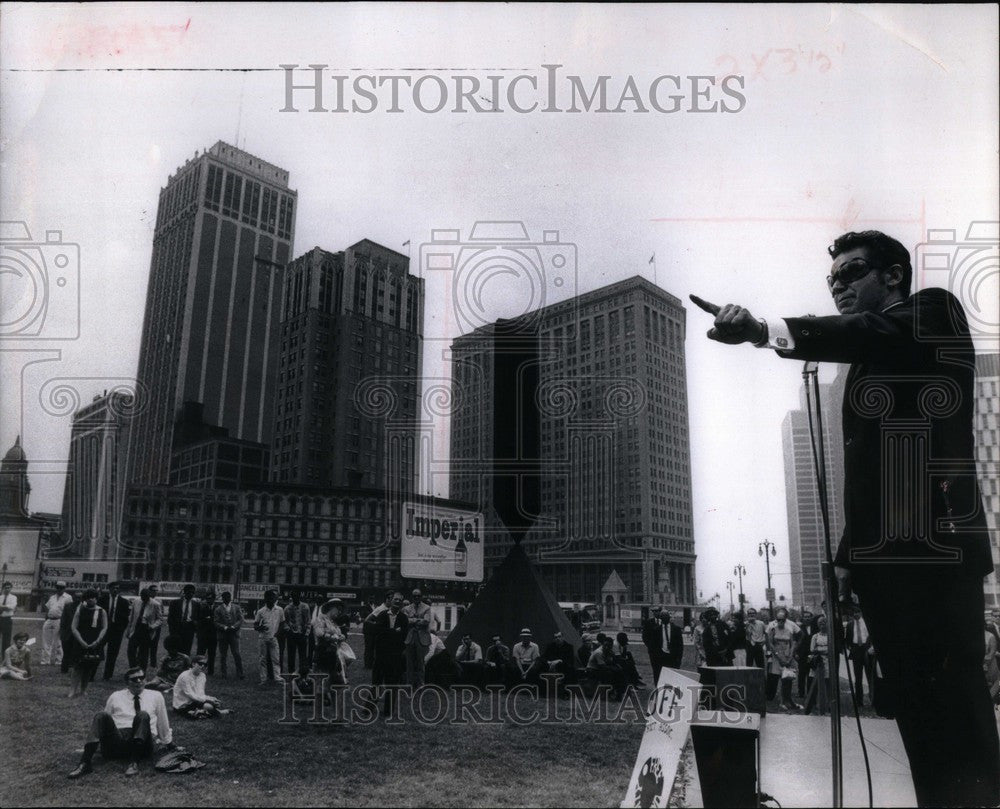 1969 Press Photo Kern Block Rev. Father William Cunaing - Historic Images