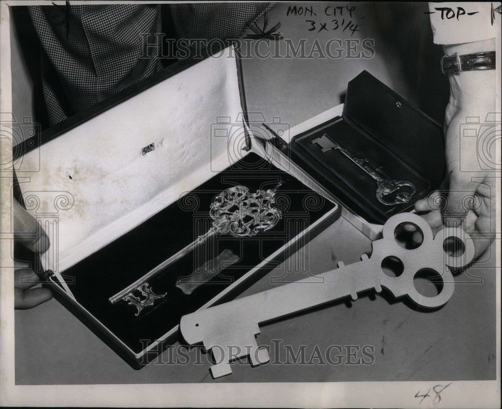 1953 Press Photo Keys City Hall Weber column - Historic Images