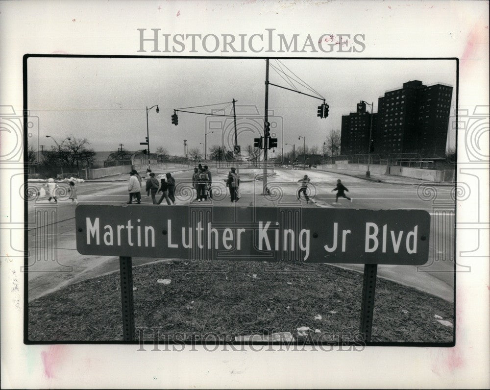 1987 Press Photo Martin Luther King Boulevard children - Historic Images